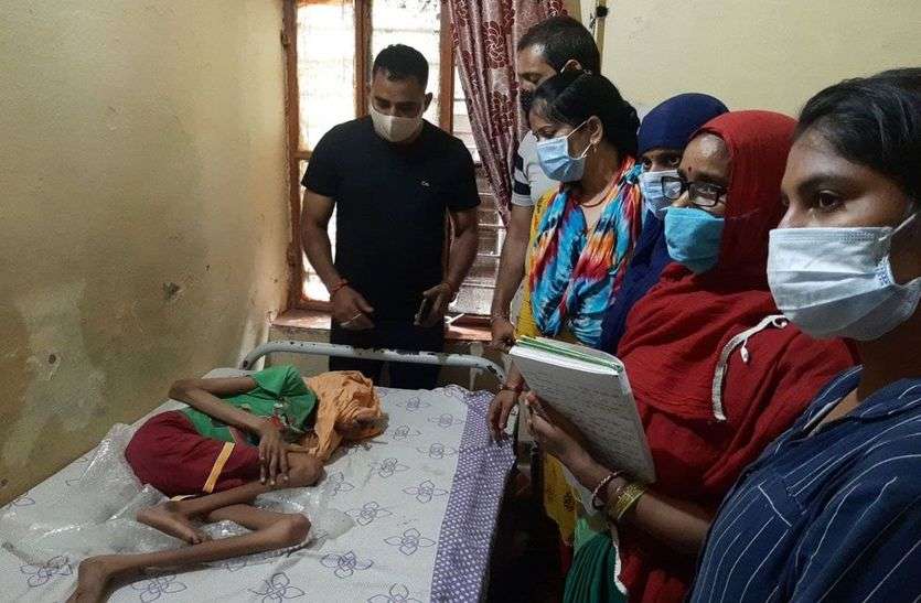 Shameful: The family of the disabled girl was left unattended in the middle market at night शर्मनाक: रात में दिव्यांग बालिका को बीच बाजार में लावारिस छोड़े गए परिजन