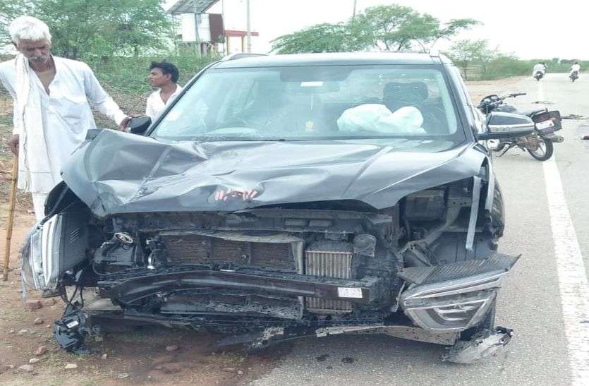 The young man injured in the accident was in agony and people kept on making videos. दुर्घटना में घायल युवक तड़तपा रहा और लोग वीडियो बनाते रहे