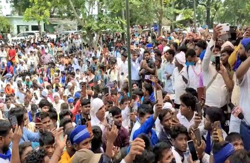 पलिया पहुंचे भीम आर्मी कार्यकर्ता भीम आर्मी के शक्ति प्रदर्शन से बढ़ी विरोधी दलों की बेचैनी, बड़े दल भी नहीं जुटा पाते ऐसी भीड़