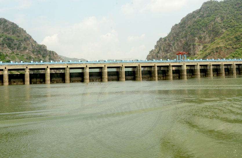 गत वर्ष से आधा रह गया बीसलपुर बांध में पानी गत वर्ष से आधा रह गया बीसलपुर बांध में पानी