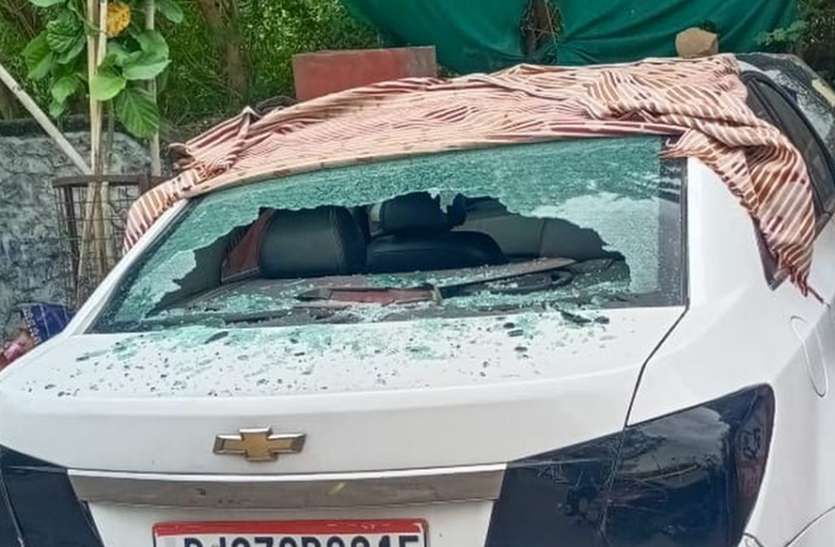 बदमाशों ने वाहनों के शीशे तोडऩे सहित डेयरी बूथ का ताला भी तोड़ा बदमाशों के हौंसले बुलंद, एक दर्जन वाहनों के शीशे तोड़े