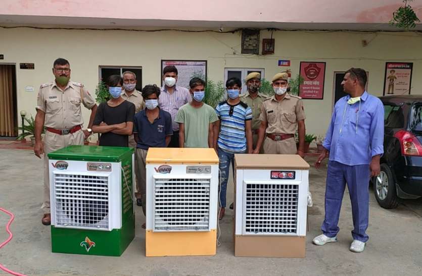कूलर चोरों ने थाने में मांगी स्मैक, नहीं देने पर सिर फोड़ने की दे डाली धमकी कूलर चोरों ने थाने में मांगी स्मैक, नहीं देने पर सिर फोड़ने की दे डाली धमकी