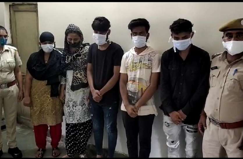 चाकू मारने के मामले के आरोपी पुलिस गिरफ्त में कोटा के एमबीएस अस्पताल में चाकू मारने के मामले में दो महिला सहित तीन को जेल भेजा