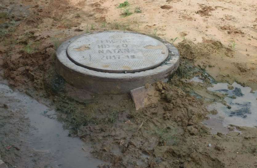 Dirty water fountains coming out of the sewer line, the tenants left the house due to the smell सीवर लाइन से निकल रहे है गंदे पानी के फव्वारे, बदबू के कारण घर छोड़ गए किराएदार