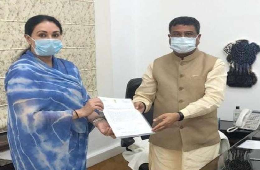 दीया कुमारी की धर्मेन्द्र प्रधान से मुलाकात, मेडता, भीम और राजसमन्द में केंद्रीय विद्यालय खोलने की रखी मांग दीया कुमारी की धर्मेन्द्र प्रधान से मुलाकात, मेडता, भीम और राजसमन्द में केंद्रीय विद्यालय खोलने की रखी मांग