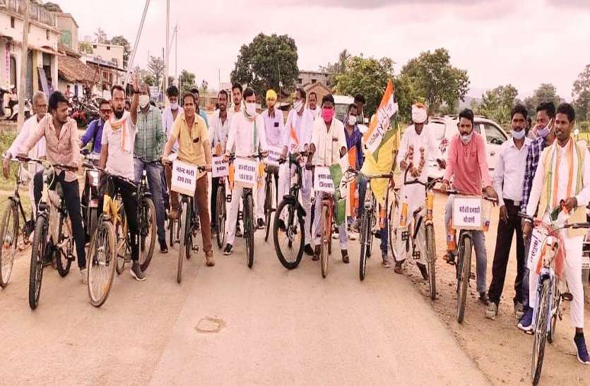 पेट्रोल-डीजल के दाम बढ़ाए जाने पर कांग्रेसियों ने निकाली साइकिल रैली पेट्रोल-डीजल के दाम बढ़ाए जाने पर कांग्रेसियों ने निकाली साइकिल रैली