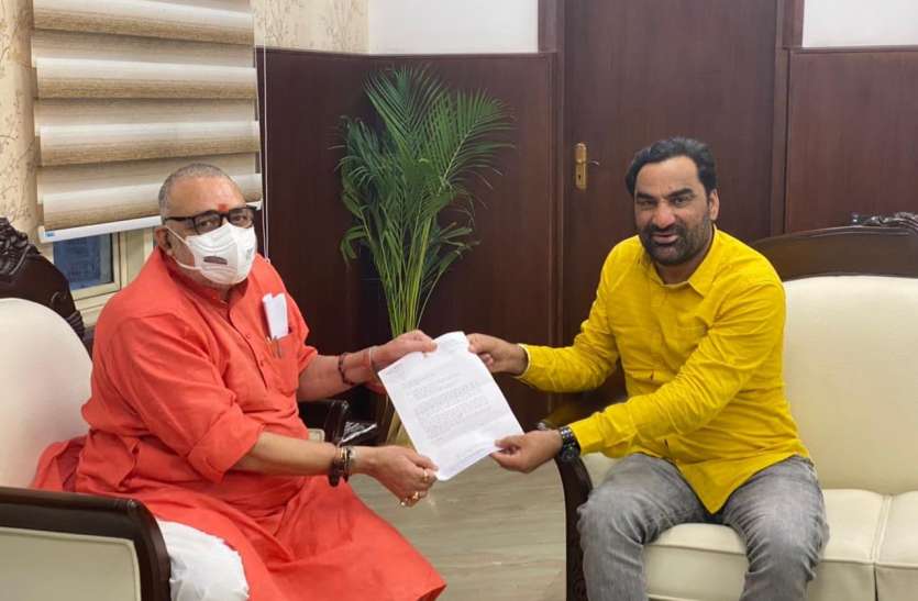 MP Beniwal met the minister for the approval of roads in Nagaur नागौर संसदीय क्षेत्र में 348 किमी सडक़ों की स्वीकृति के लिए मंत्री से मिले सांसद बेनीवाल