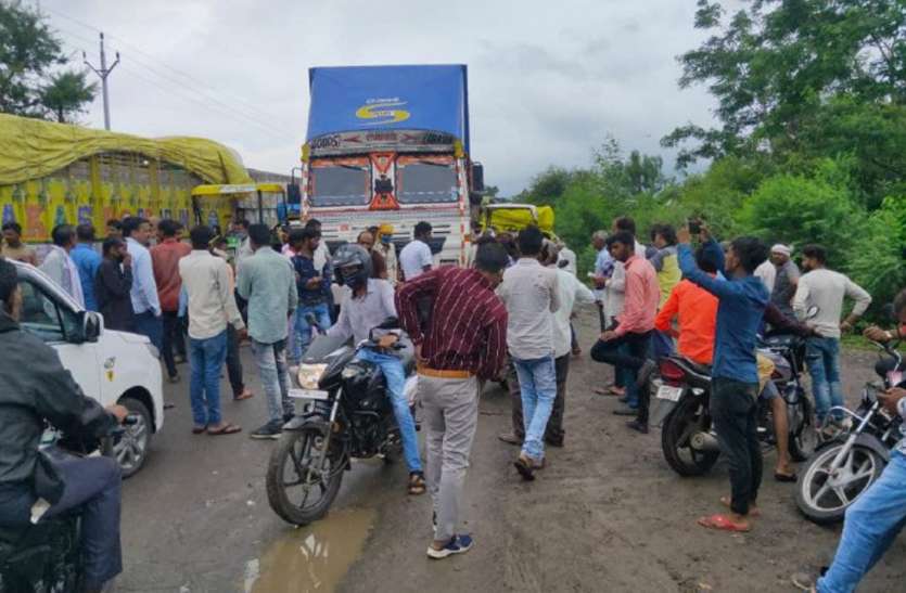 मूंग खरीदी नहीं होने से गुस्साए किसानों ने हाइवे पर लगाया चक्काजाम मूंग खरीदी नहीं होने से गुस्साए किसानों ने हाइवे पर लगाया चक्काजाम