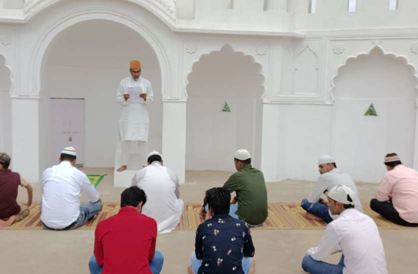 ईदुलजुहा की घरों पर नमाज अदा, घर-घर दी कुर्बानी ईदुलजुहा की घरों पर नमाज अदा, घर-घर दी कुर्बानी