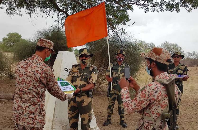 india_pak_sweets_exchange.jpg भारत-पाक बॉर्डर पर बकरीद की खुशियां, दोनों देशों के बीच हुआ मिठाई का आदान-प्रदान