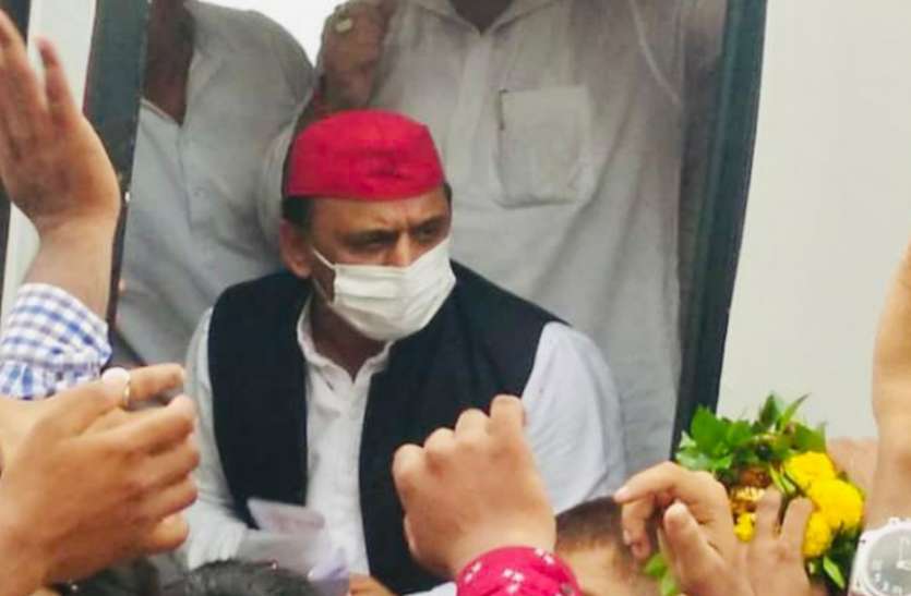 पूर्व मुख्यमंत्री अखिलेश यादव ने महिलाओं के कपड़े छीनने वालों को बताया बीजेपी का अनुशासित सिपाही, बोले प्रशासन से कोई शिकायत नहीं पूर्व मुख्यमंत्री अखिलेश यादव ने महिलाओं के कपड़े छीनने वालों को बताया बीजेपी का अनुशासित सिपाही, बोले प्रशासन से कोई शिकायत नहीं