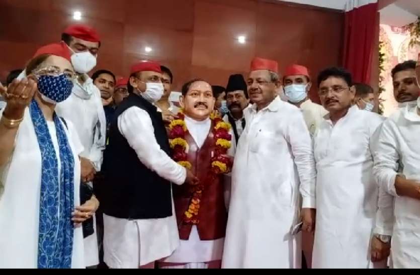 पूर्व मुख्यमंत्री अखिलेश यादव आज नए रूप में दिखे, कटाक्ष के साथ योगी शासन पर किया जमकर प्रहार पूर्व मुख्यमंत्री अखिलेश यादव आज नए रूप में दिखे, कटाक्ष के साथ योगी शासन पर किया जमकर प्रहार