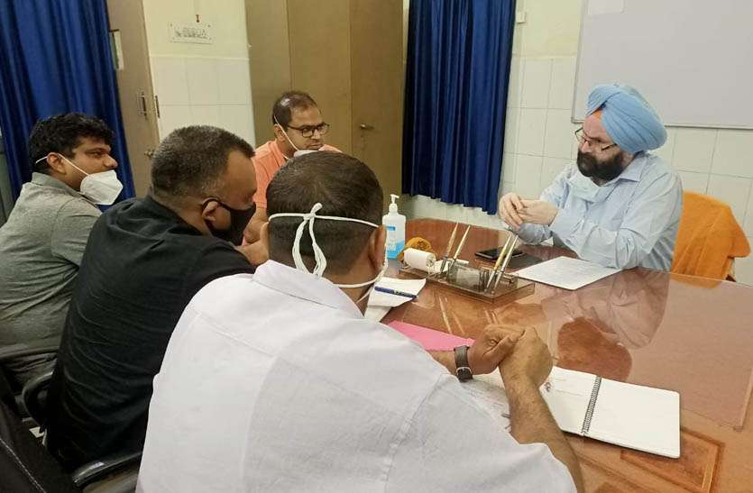 कोरोना: संयुक्त निदेशक ने तीसरी लहर से निपटने के इंतजाम परखे कोरोना: संयुक्त निदेशक ने तीसरी लहर से निपटने के इंतजाम परखे