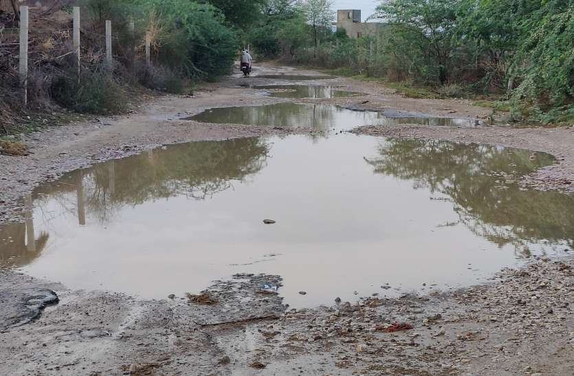 पहली बारिश में खुली सड़कों की पोल, जलभराव से बनी दरिया पहली बारिश में खुली सड़कों की पोल, जलभराव से बनी दरिया