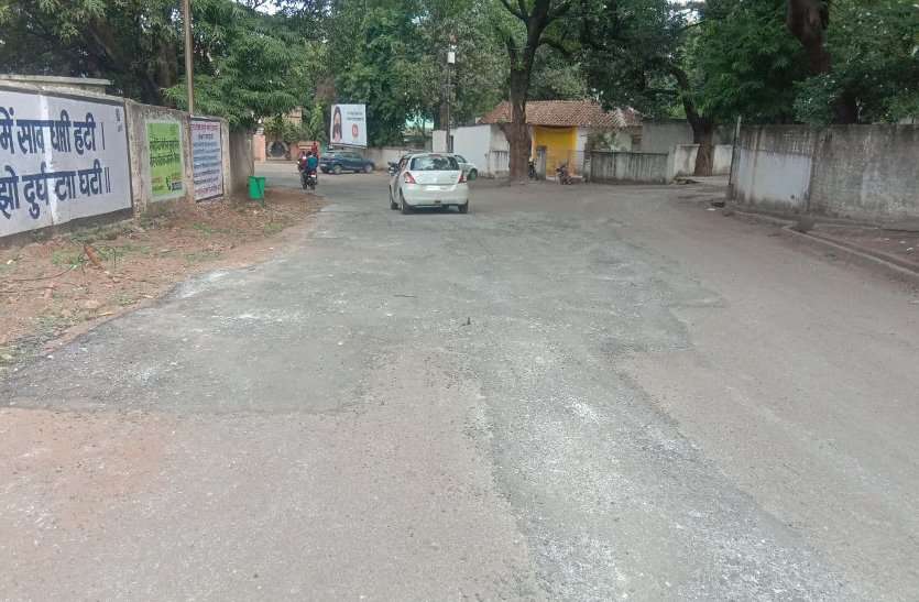 मुख्य मार्ग में जानलेवा गड्ढे, सड़क मरम्मत में हुई रस्मअदायगी मुख्य मार्ग में जानलेवा गड्ढे, सड़क मरम्मत में हुई रस्मअदायगी