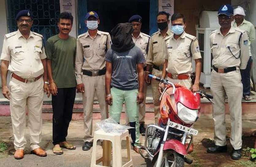 Standing on the road, selling weapons like toys सड़क पर खड़े होकर खिलौनों की तरह बेच रहा था हथियार, पुलिस ने पकड़ा