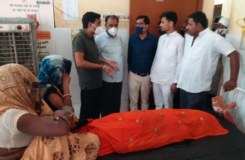 महिला की मौत पर गुस्साए लोग, आश्वासन पर हुए शांत महिला की मौत पर गुस्साए लोग, आश्वासन पर हुए शांत