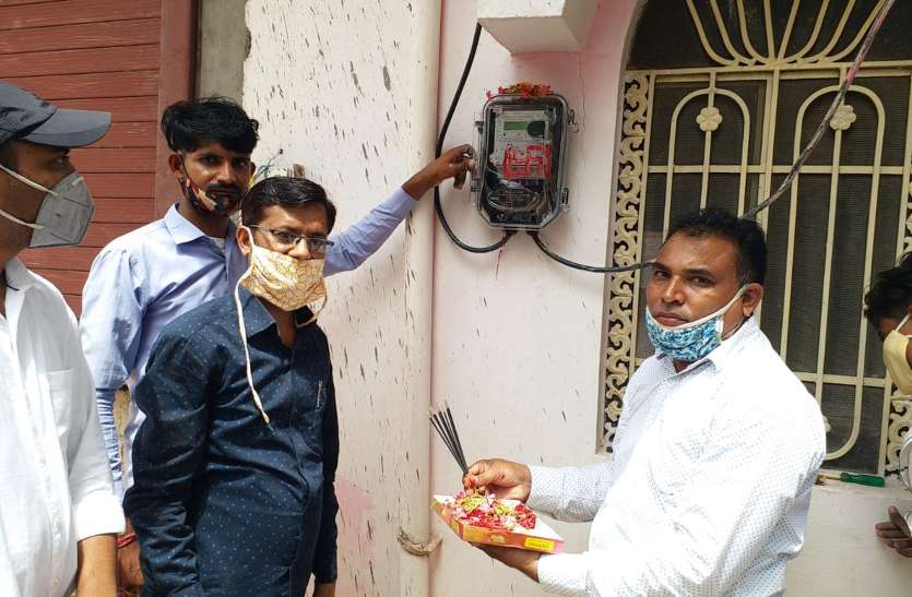 स्मार्ट मीटर से हाईटेक होगी शहर की बिजली व्यवस्था, करौली में स्मार्ट मीटर लगाने का हुआ श्रीगणेश स्मार्ट मीटर से हाईटेक होगी शहर की बिजली व्यवस्था, करौली में स्मार्ट मीटर लगाने का हुआ श्रीगणेश