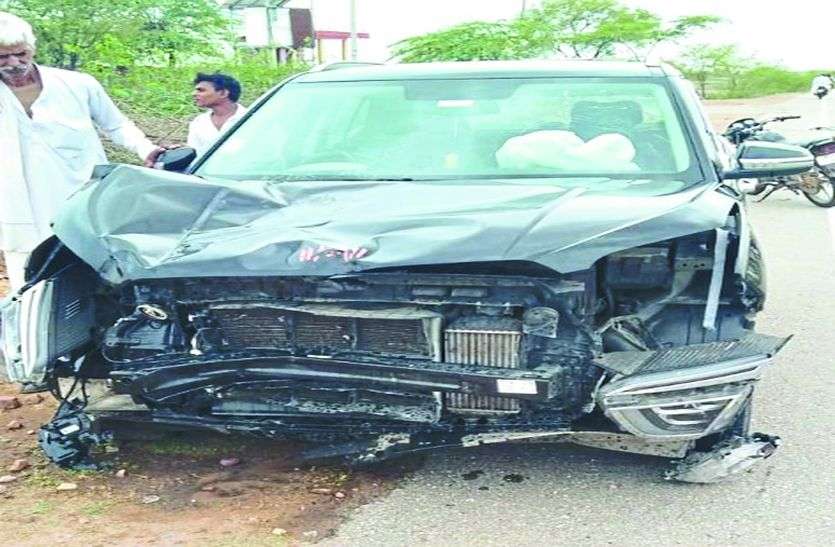 दुर्घटना में घायल युवक तड़पता रहा और लोग वीडियो बनाते रहे दुर्घटना में घायल युवक तड़पता रहा और लोग वीडियो बनाते रहे