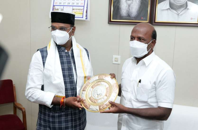MP Minister Vishwas Kailash Sarang met TN health Min Ma Subramanian चेन्नई में MP के मंत्री विश्वास कैलाश सारंग बोले- हमारे राज्य में ऑक्सीजन की कमी से मौत नहीं हुई