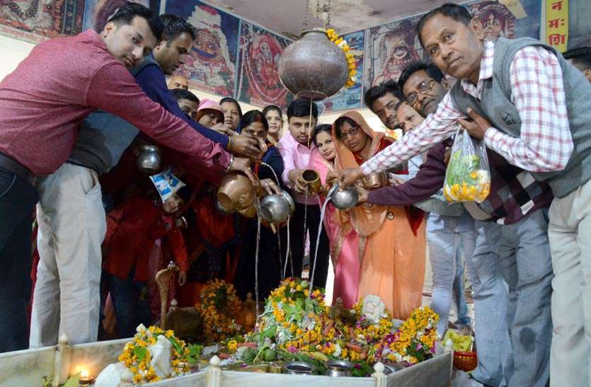 25 सालों से भूतेश्वर मंदिर में सुनाई दे रही गौरीशंकर सीताराम की धुन, आज मनाई जाएगी रजत जयंती 25 सालों से भूतेश्वर मंदिर में सुनाई दे रही गौरीशंकर सीताराम की धुन, आज मनाई जाएगी रजत जयंती