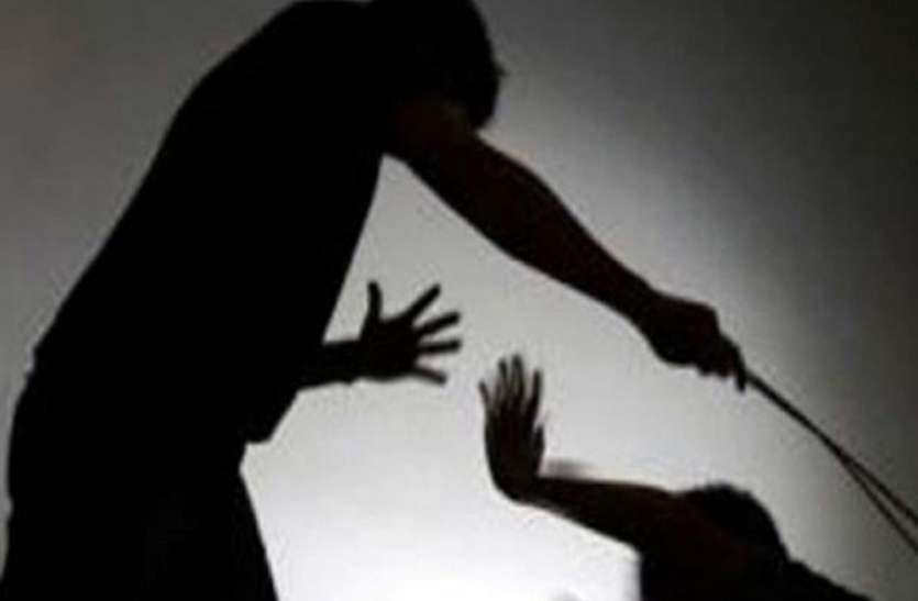Quick Read: पारिवारिक विवाद में पति ने पत्नी की काटी नाक Quick Read: पारिवारिक विवाद में पति ने पत्नी की काट दी नाक