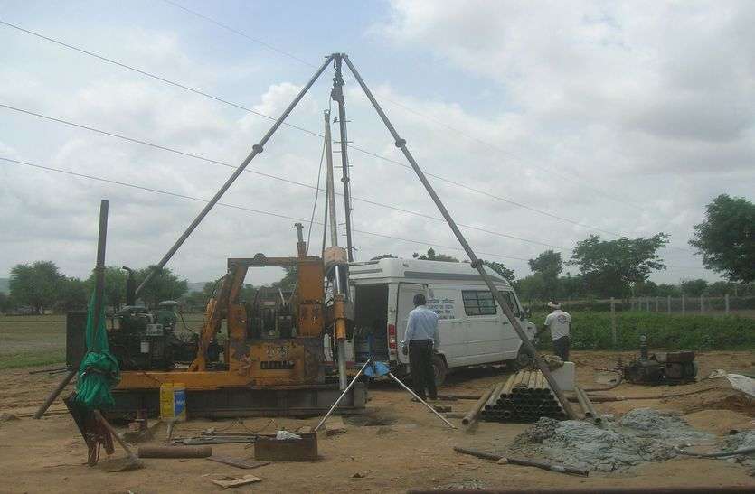 धरती के गर्भ में तांबे के भंडार...खोद दी 160 मीटर गहराई तक जमीं धरती के गर्भ में तांबे के भंडार...खोद दी 160 मीटर गहराई तक जमीं