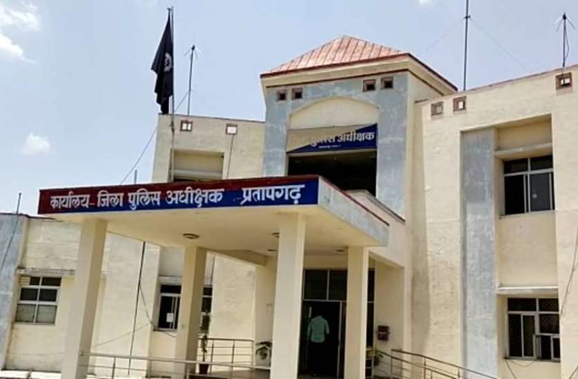 निजी बैंक के बाहर फिल्मी स्टाइल में लूटे 50 हजार रुपए निजी बैंक के बाहर फिल्मी स्टाइल में लूटे 50 हजार रुपए