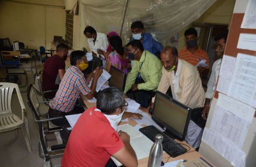 पिछली बार से तीन गुना ज्यादा आए बिजली बिल, जनता में रोष पिछली बार से तीन गुना ज्यादा आए बिजली बिल, जनता में रोष