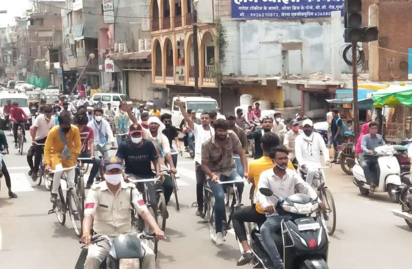 एनएसयूआई ने किराए की साइकिलें खरीदकर किया महंगाई के खिलाफ विरोध प्रदर्शन एनएसयूआई ने किराए की साइकिलें खरीदकर किया महंगाई के खिलाफ विरोध प्रदर्शन