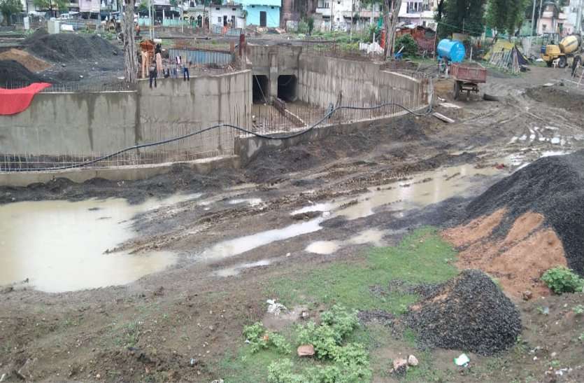 Will have to wait at the gate due to filling of water in the old underbridge in the rain बारिश में पुराने अंडरब्रिज में पानी भरने से गेट पर करना पड़ेगा इंतजार