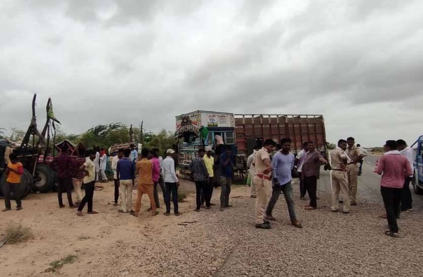 ट्रक कर रहा था ओवरटेक, हादसे में ऊंट की मौत ट्रक कर रहा था ओवरटेक, हादसे में ऊंट की मौत