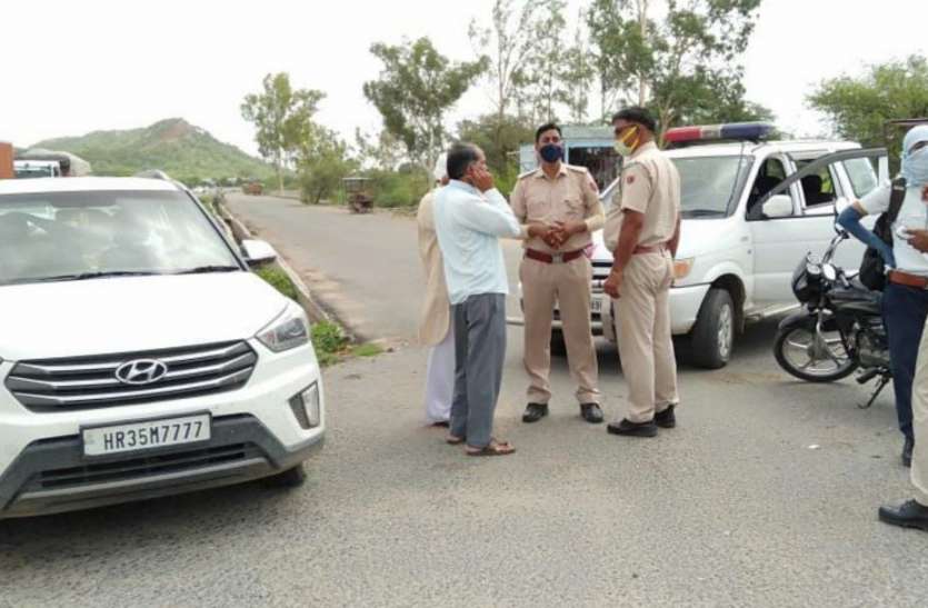 पुलिस सख्त, हाइवे पर नाकाबंदी कर 49 वाहनों के चालान किए पुलिस सख्त, हाइवे पर नाकाबंदी कर 49 वाहनों के चालान किए