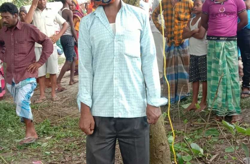 West Bengal :पेड़ से लटका मिला पंचायत सदस्य का शव, तृणमूल के झंडे से बंधा था मुंह West Bengal :पेड़ से लटका मिला पंचायत सदस्य का शव, तृणमूल के झंडे से बंधा था मुंह