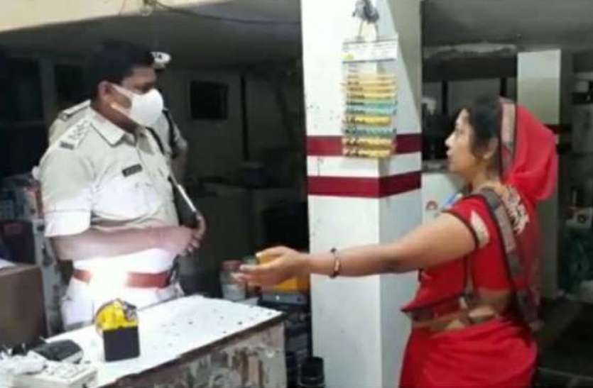 लूट की नीयत से दुकानदार पर किया फायर लूट की नीयत से दुकानदार पर किया फायर