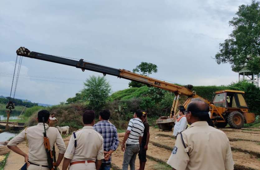 Raid on illegal extraction of sand at Gangtira Ghat of Tamas river, motor vote taken out of Hydra टमस नदी के गंगतीरा घाट पर रेत की अवैध निकासी पर छापा, हाइड्रा से बाहर निकाली मोटर वोट