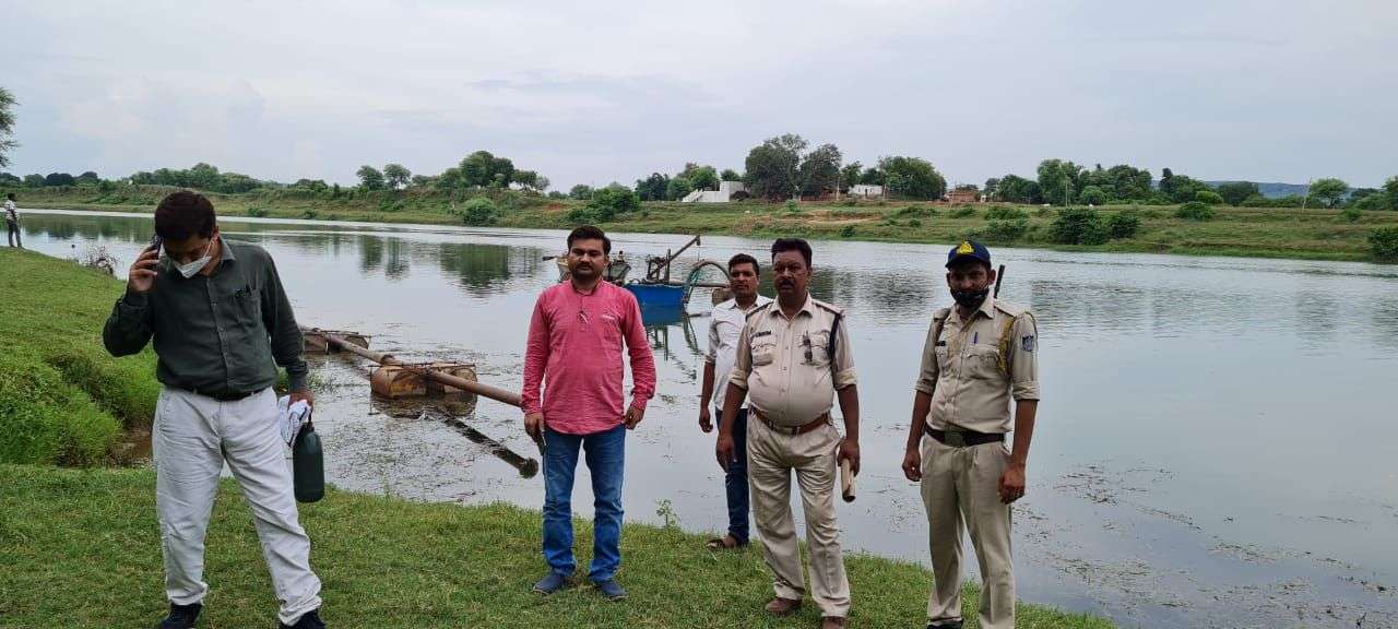Raid on illegal extraction of sand at Gangtira Ghat of Tamas river, motor vote taken out of Hydra