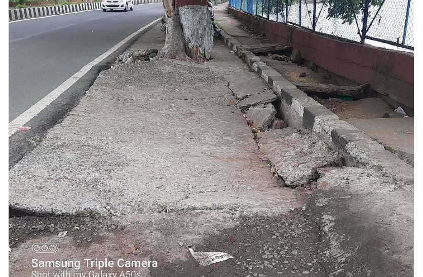 शाहपुरा तालाब के पास 60 लाख रुपए खर्च कर डेढ़ साल पहले बनाई स्लैब धंसी, दुर्घटना की आशंका शाहपुरा तालाब के पास 60 लाख रुपए खर्च कर डेढ़ साल पहले बनाई स्लैब धंसी, दुर्घटना की आशंका