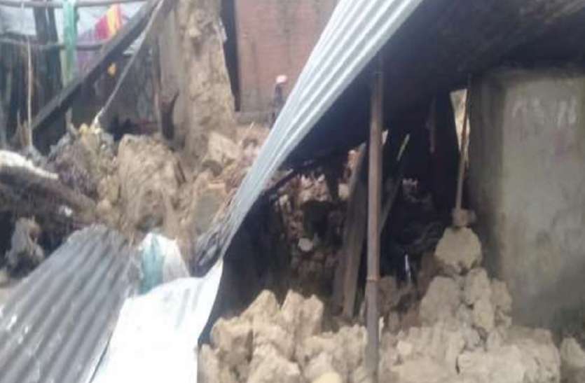 sitapur_rain.jpg सीतापुर में बारिश का कहर कई दीवारें गिरीं, सात की मौत