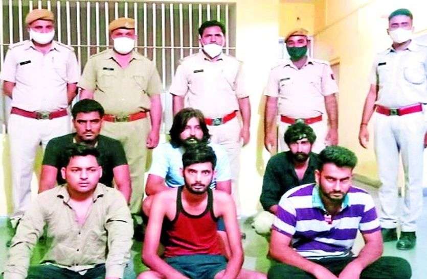 पेट्रोल पम्प लूटने से पहले ही पुलिस ने 6 को दबोचा पेट्रोल पम्प लूटने से पहले ही पुलिस ने 6 को दबोचा