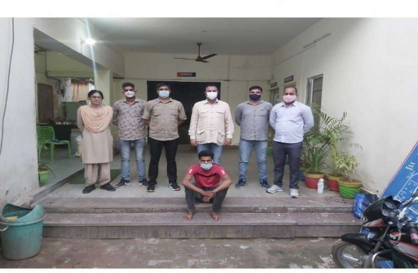 Alwar Police Arrested Cyber Thug With Fake Gold Brick अलवर पुलिस ने शातिर ठग को गिरफ्तार किया, नकली सोने की ईंट, 80 सिम व कई फर्जी आधार कार्ड बरामद