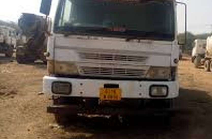 Police caught the dumper after chasing 15 km पुलिस ने 15 किमी पीछा कर पकड़ा डम्पर