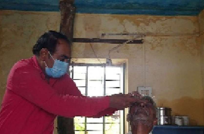 टूटी पट्टी को लकड़ी का दे रहे सहारा, जर्जर हो रहा आयुर्वेदिक अस्पताल टूटी पट्टी को लकड़ी का दे रहे सहारा, जर्जर हो रहा आयुर्वेदिक अस्पताल