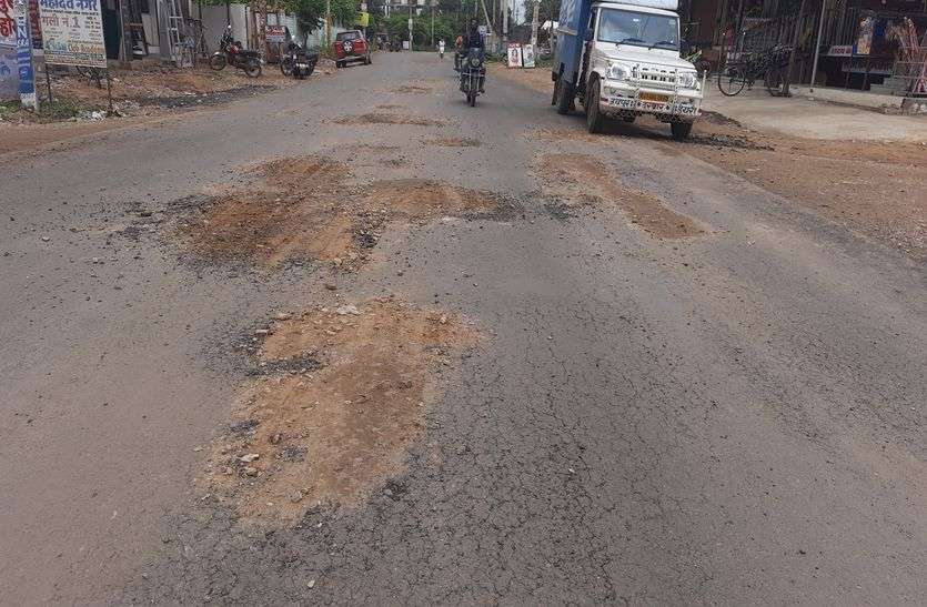 रामनगरिया रोड पर सात दिन में उधड़ गई नई सड़क रामनगरिया रोड पर सात दिन में उधड़ गई नई सड़क