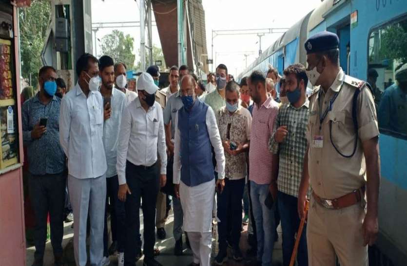 पूर्व केन्द्रीय मंत्री ने हेरिटेज मॉडल से छेड़छाड़ करने पर रेल अधिकारियों को लगाई लताड़ पूर्व केन्द्रीय मंत्री ने हेरिटेज मॉडल से छेड़छाड़ करने पर रेल अधिकारियों को लगाई लताड़