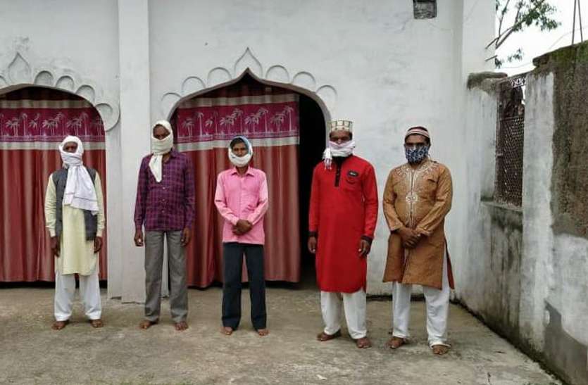 Prayers offered in mosques and Idgahs, prayed for peace, congratulated मस्जिद और ईदगाहों में अदा हुई नमाज, मांगी अमन चैन की दुआएं, ईद-उल-अजहा की दी बधाई