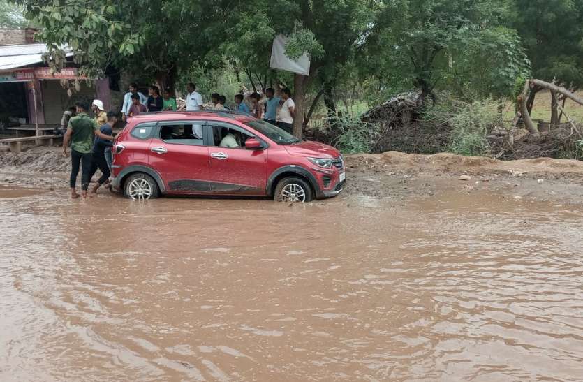 4 साल में भी नहीं बनी 24 करोड़ की 16 किलोमीटर सड़क, आस्थाधाम की राह श्रद्धालुओं को दे रही है दर्द 4 साल में भी नहीं बनी 24 करोड़ की 16 किलोमीटर सड़क, आस्थाधाम की राह श्रद्धालुओं को दे रही है दर्द