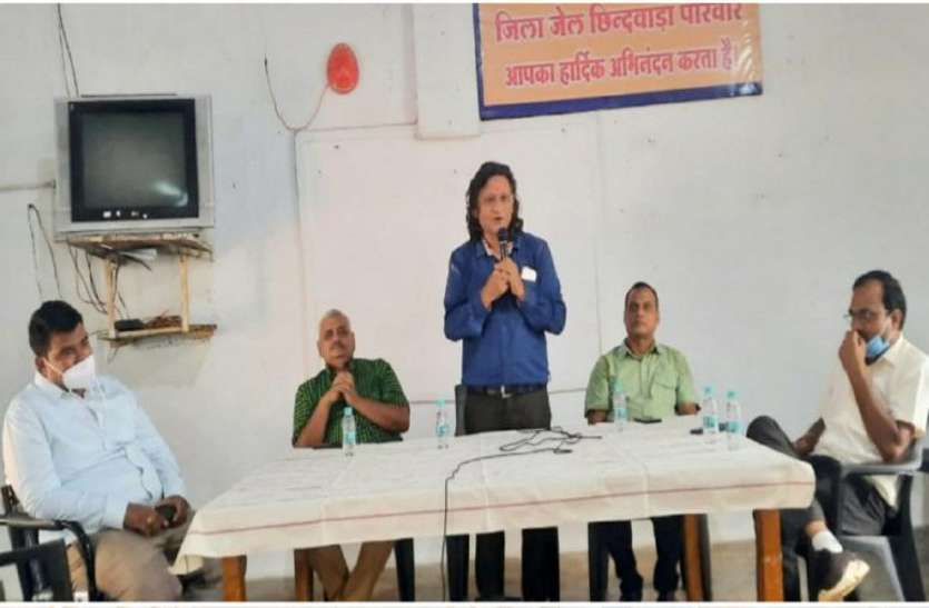 Workshop: जेल में पहुंचे वक्ताओं ने कैदियों से कही यह बात, मनुष्य और पशु में बताया अंतर Workshop: जेल में पहुंचे वक्ताओं ने कैदियों से कही यह बात, मनुष्य और पशु में बताया अंतर