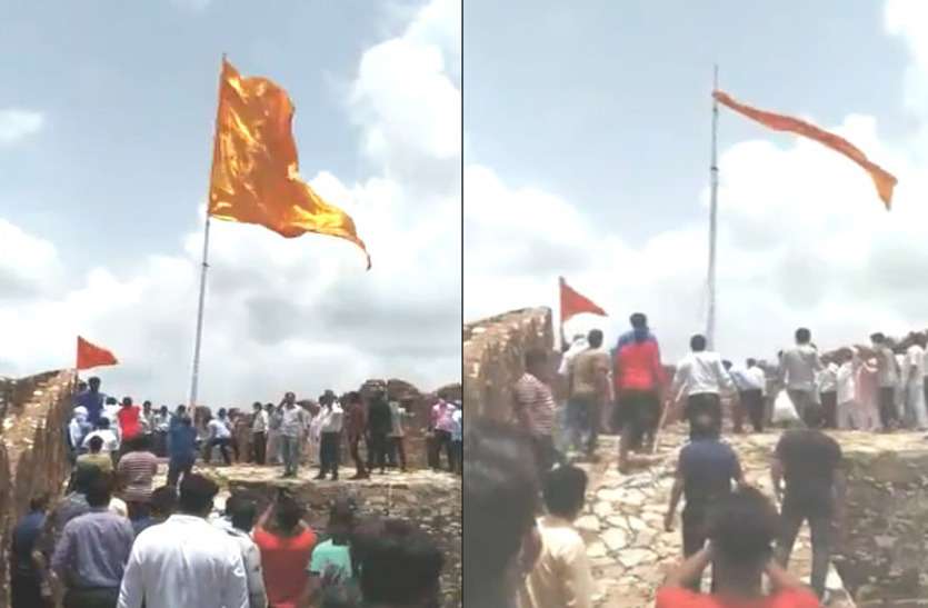 Rajasthan: Saffron flag torn under the leadership of MLA, Video Viral राजस्थान: विधायक की अगुवाई में फाड़ दिया केसरिया ध्वज, Video Viral- जानें पूरा घटनाक्रम