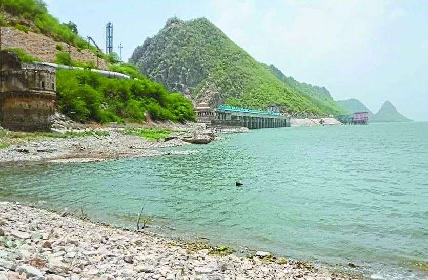 आधा रह गया बीसलपुर बांध में पानी आधा रह गया बीसलपुर बांध में पानी